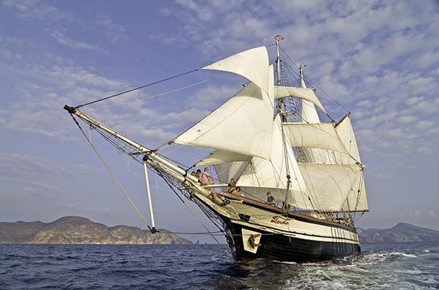 Studienkreuzfahrt für Skipper und Binnenländer: Segelyacht vor Lipari