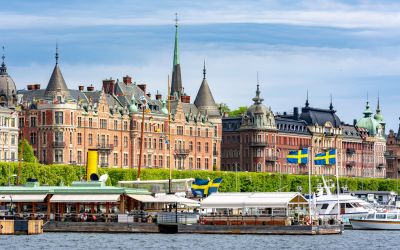 Für eine entspannte Pause während deiner Stockholm-Stadttour bietet sich der Strandvagen als idyllische Oase mit toller Aussicht an. (Foto: AdobeStock - Mistervlad 282083606)