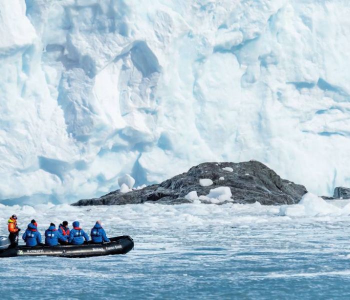 17 Zodiac-Schlauchboote ermöglichen Anlandungen in abgelegenen Expeditionsgebieten unabhängig von Häfen. (Foto: Hapag-Lloyd Cruises)