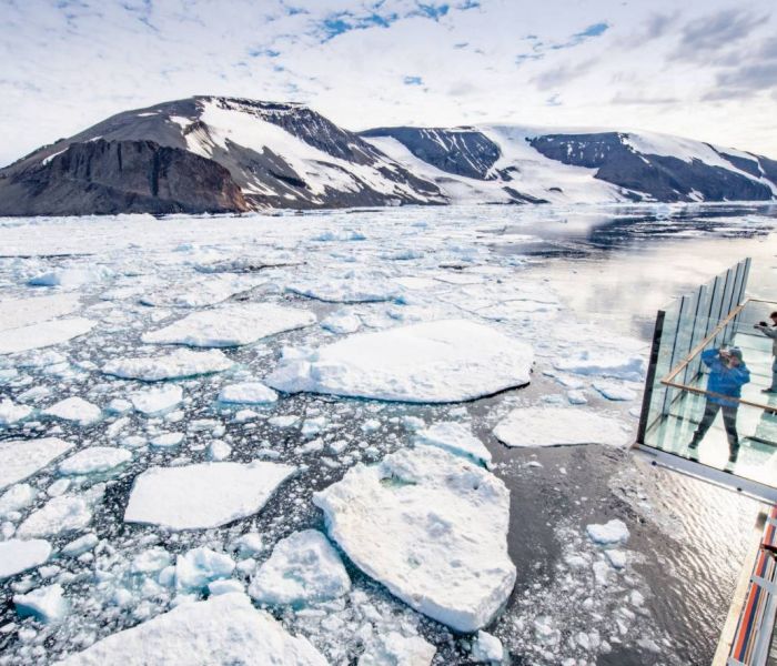 Zwei ausfahrbare gläserne Balkone ermöglichen eine erstklassige Naturbeobachtung. (Foto: Hapag-Lloyd Cruises)