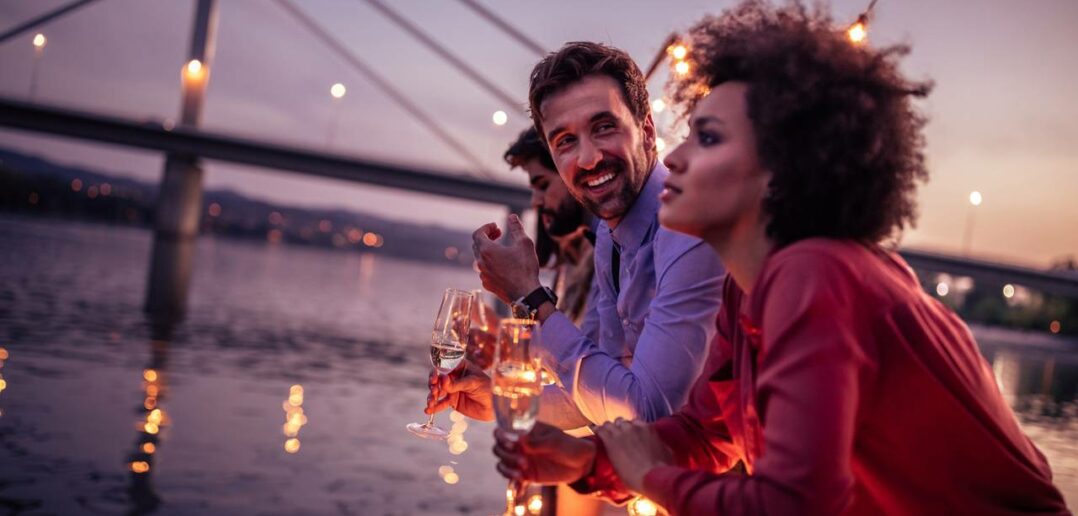 Wie verantwortungsvoll ist die Reise auf hoher See? Philosophische Fragen zur Kreuzfahrt und Umwelt (Foto: AdobeStock 209047077 bernardbodo)